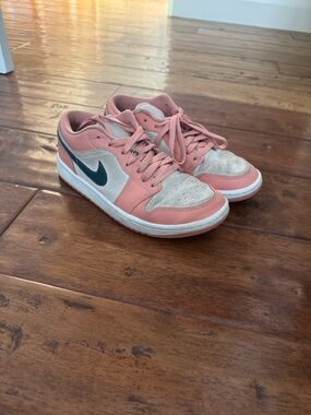 Nike Low Top Sneakers in Pink, White and Black Swoosh